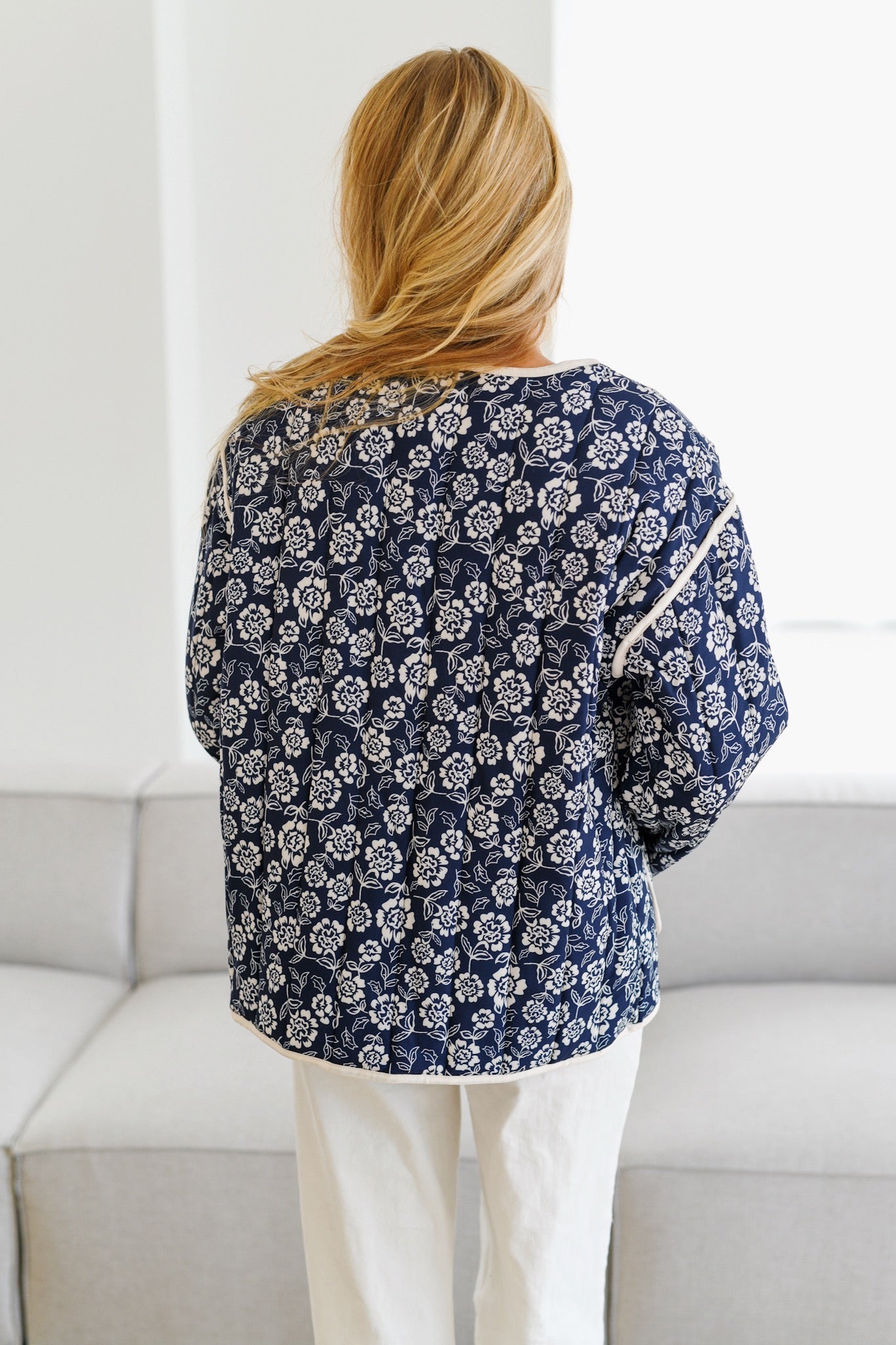 Jayla gewatteerde jas met print - marineblauw/crème