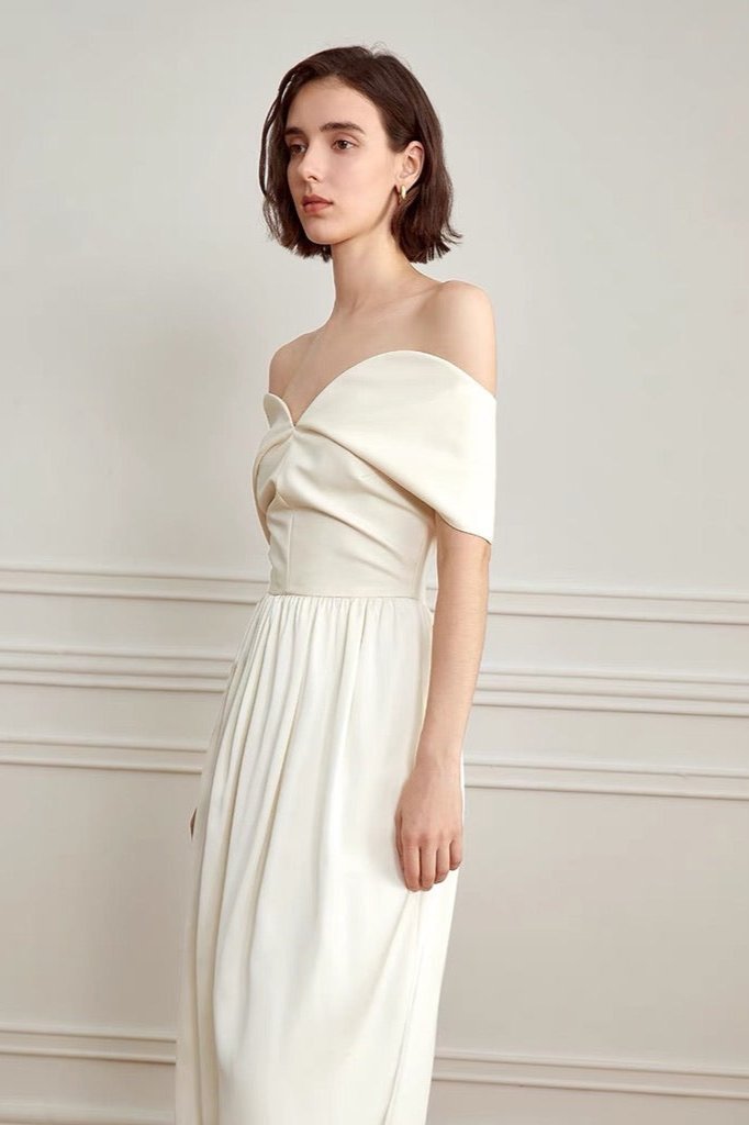 Robe longue à épaules dénudées et courbes en crème