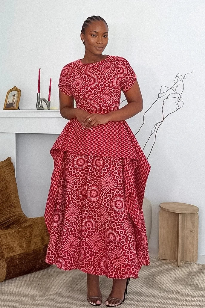 Abito midi a balze geometrico rosso e bianco