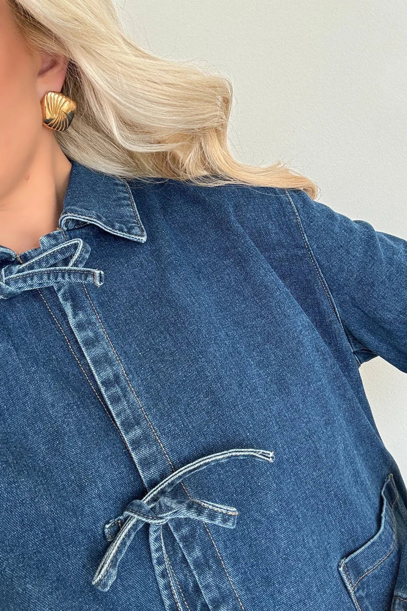 Dunkelblaue Jeansjacke mit Krawatte