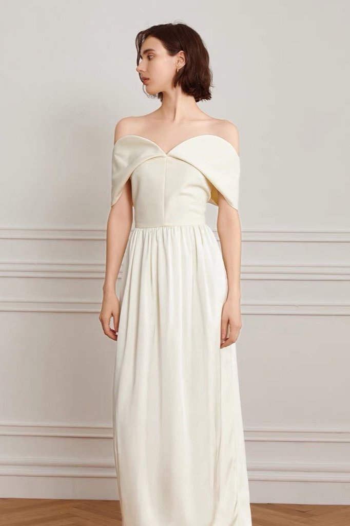 Schulterfreies Curve-Maxikleid in Creme