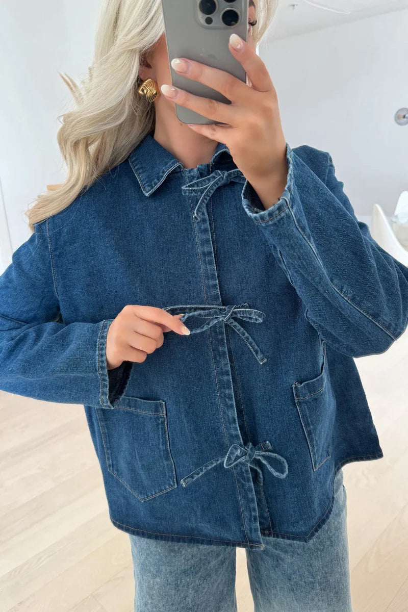 Dunkelblaue Jeansjacke mit Krawatte