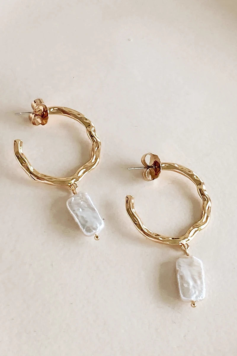 Beaten Metal Pearl Drop Hoops - Guld/Grädde