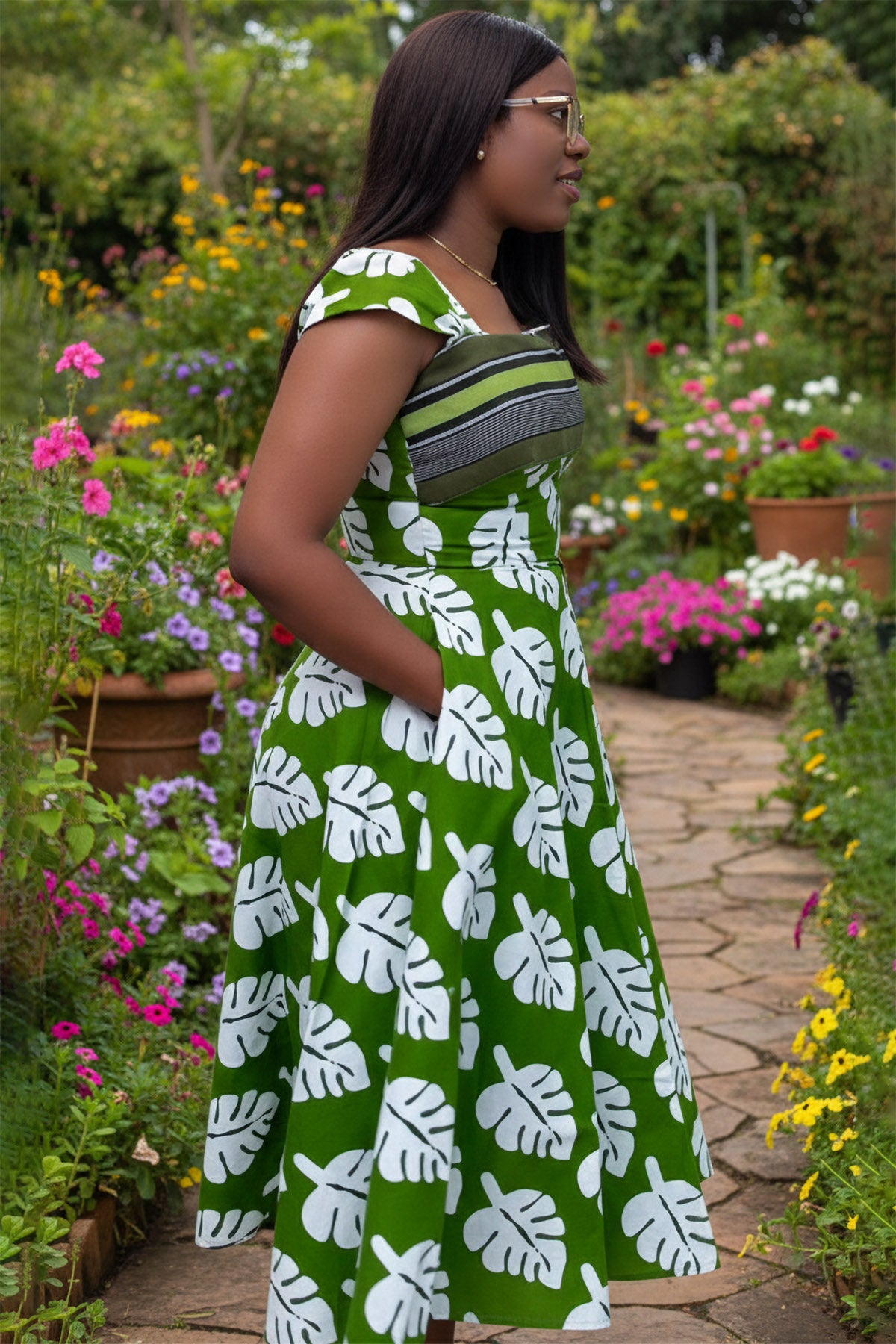 gréng Kleed a mëttlerer Längt mat Monstera-Blat-Muster