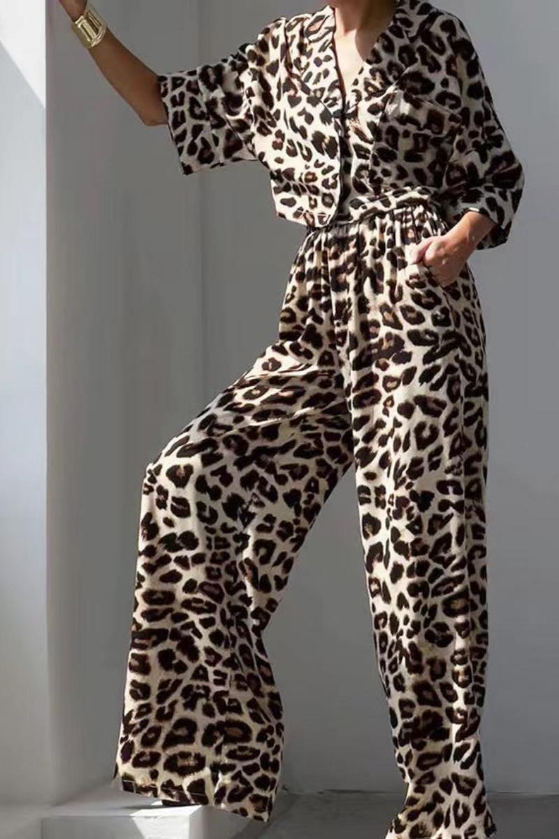 Conjunto de pantalón y top con estampado de leopardo