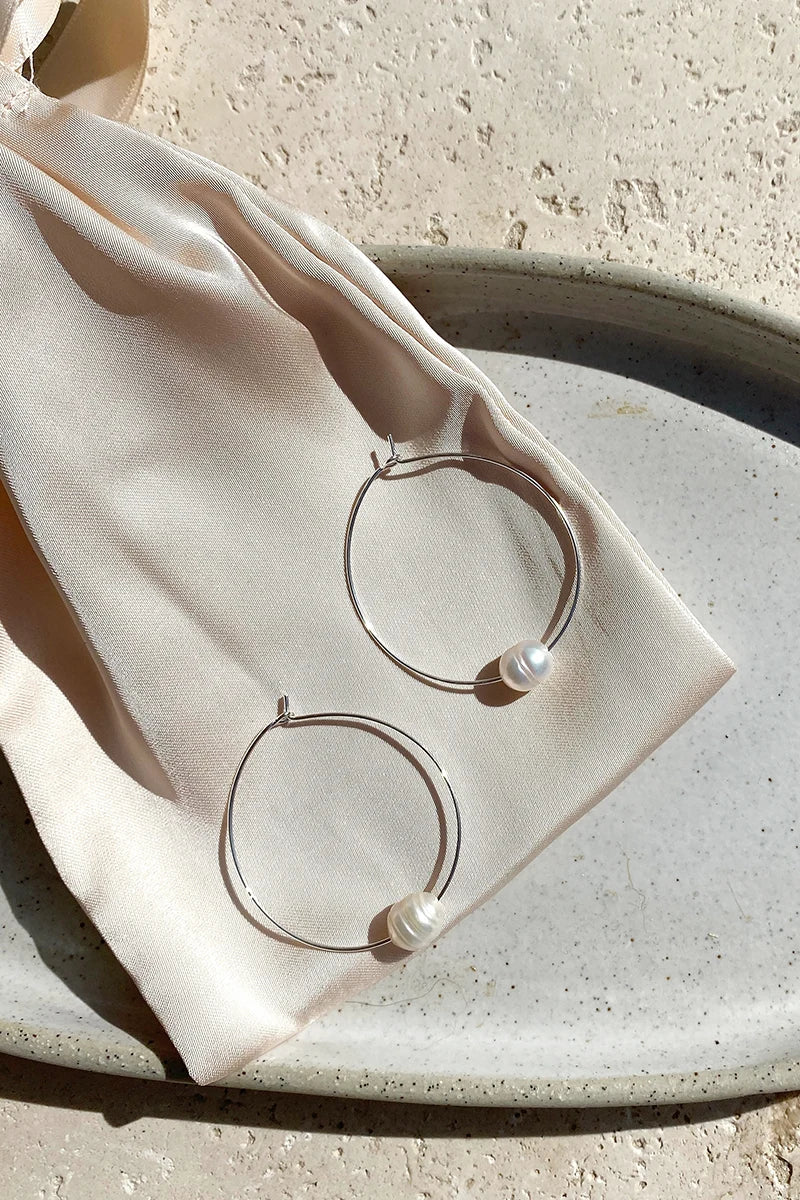 Simple Pearl Fine Wire Hoops - Krem/sølv