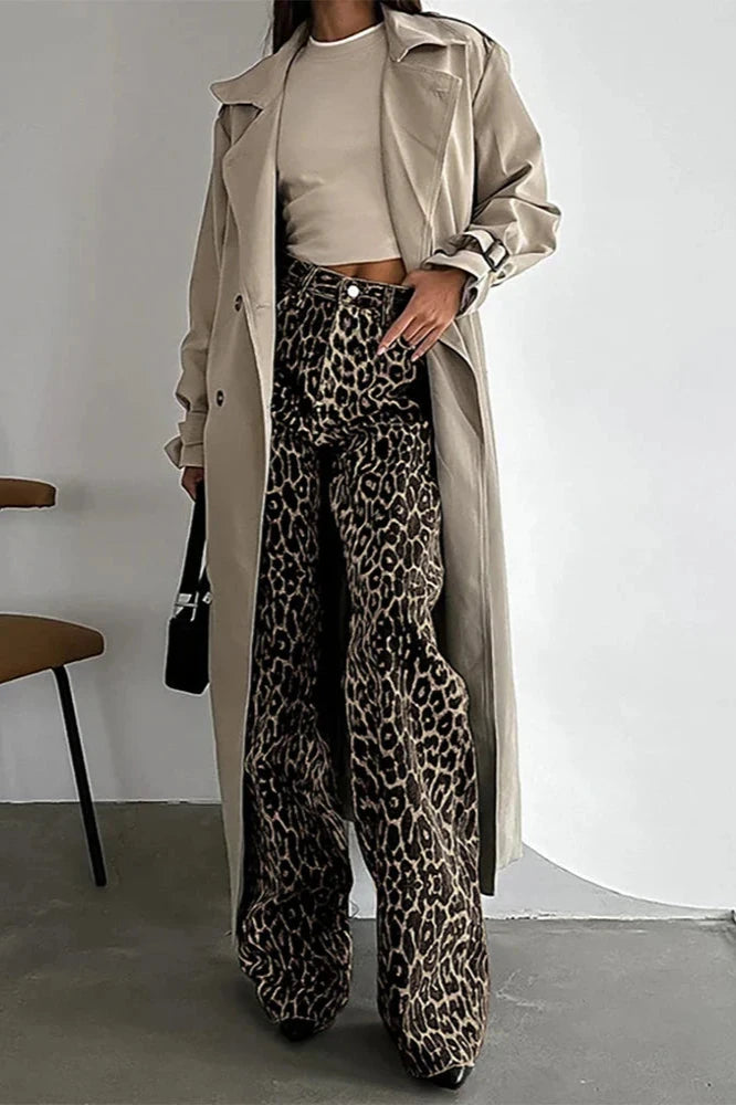 Pantaloni casual con stampa leopardata e tasche multiple con bottoni