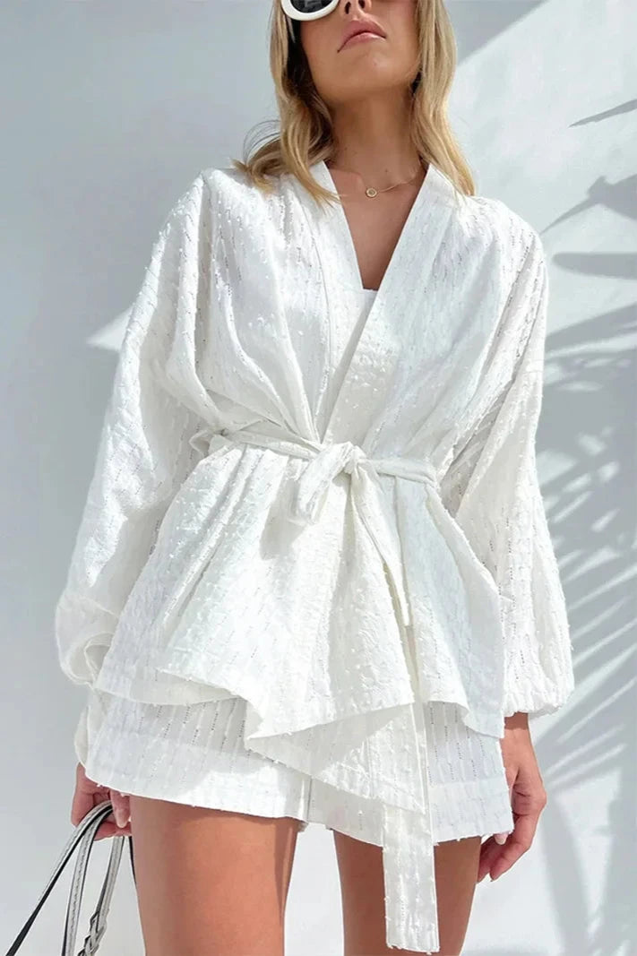 Ensemble deux pièces en jacquard blanc avec taille cintrée