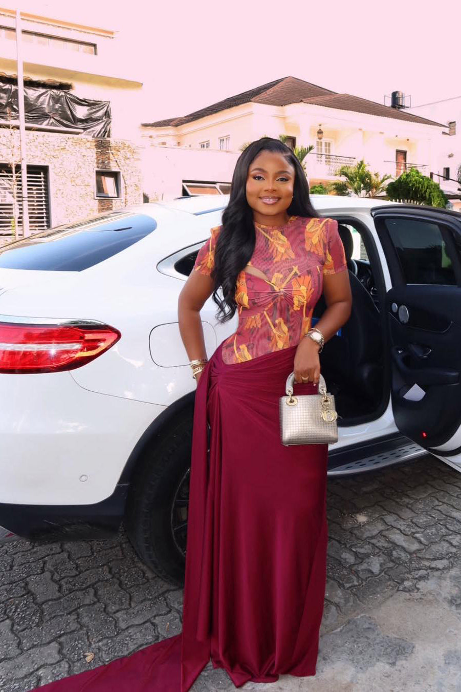 Lank Kleed mat héijem Hals, marmerfaarwege Muster a ausgestalltem, laange Rock