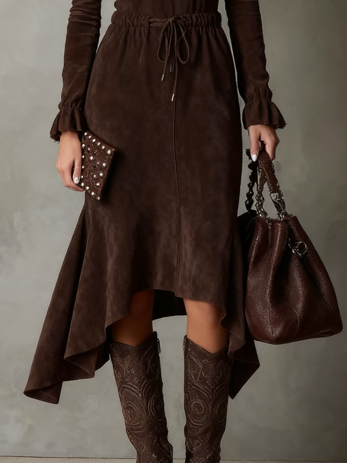 Elegant donkelbrongt Veloursléier-Midi-Kleed mat Zuchband an onreegelméissegem Schnëtt
