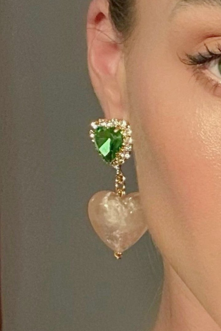 Pendientes colgantes con corazón de diamantes en contraste