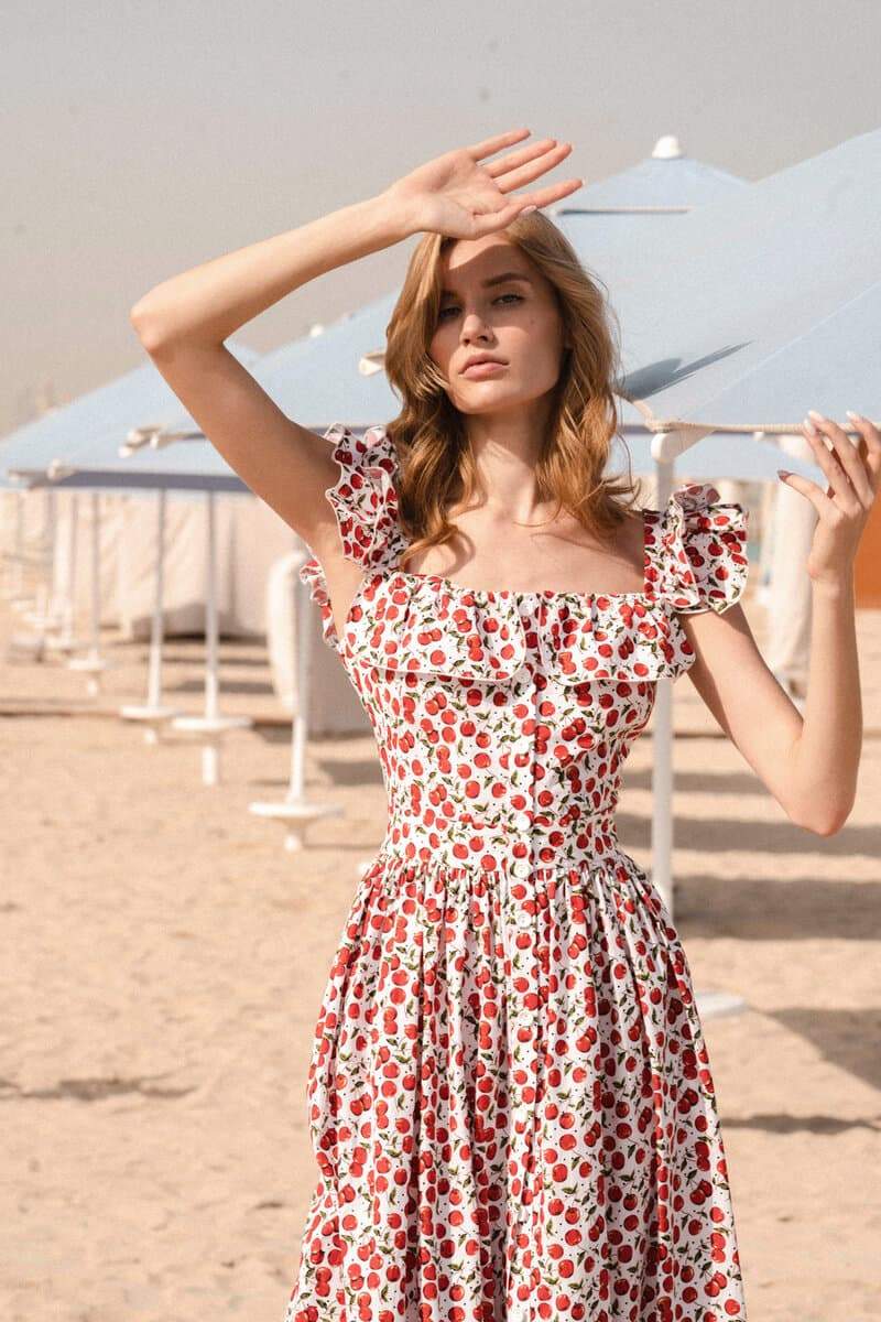 Vestido midi con volantes y estampado de cerezas de Griselda