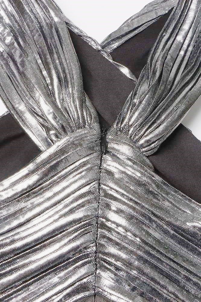 Heloise – Maxikleid mit Neckholder und überkreuztem Dekolleté in Metallic