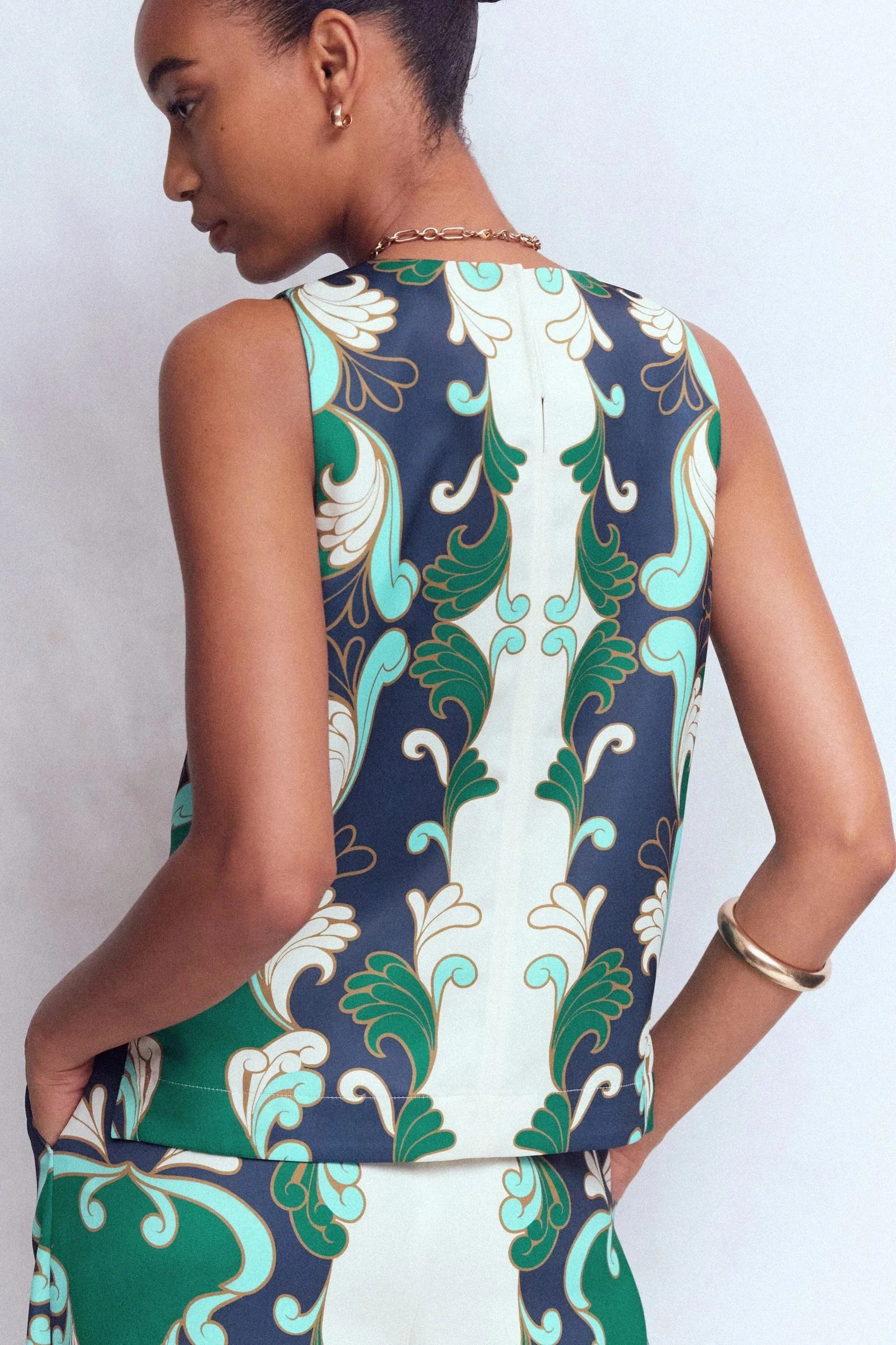 Completo verde con top senza maniche a stampa barocca e pantaloni palazzo a gamba larga