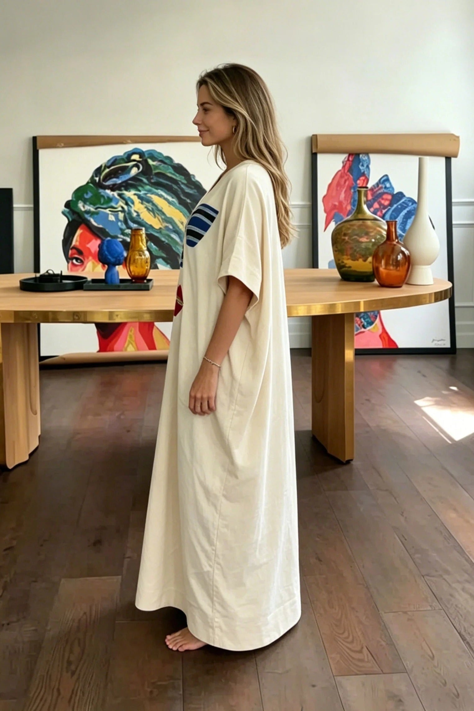 Vestido largo maxi marrón oscuro con manga capa y un solo hombro