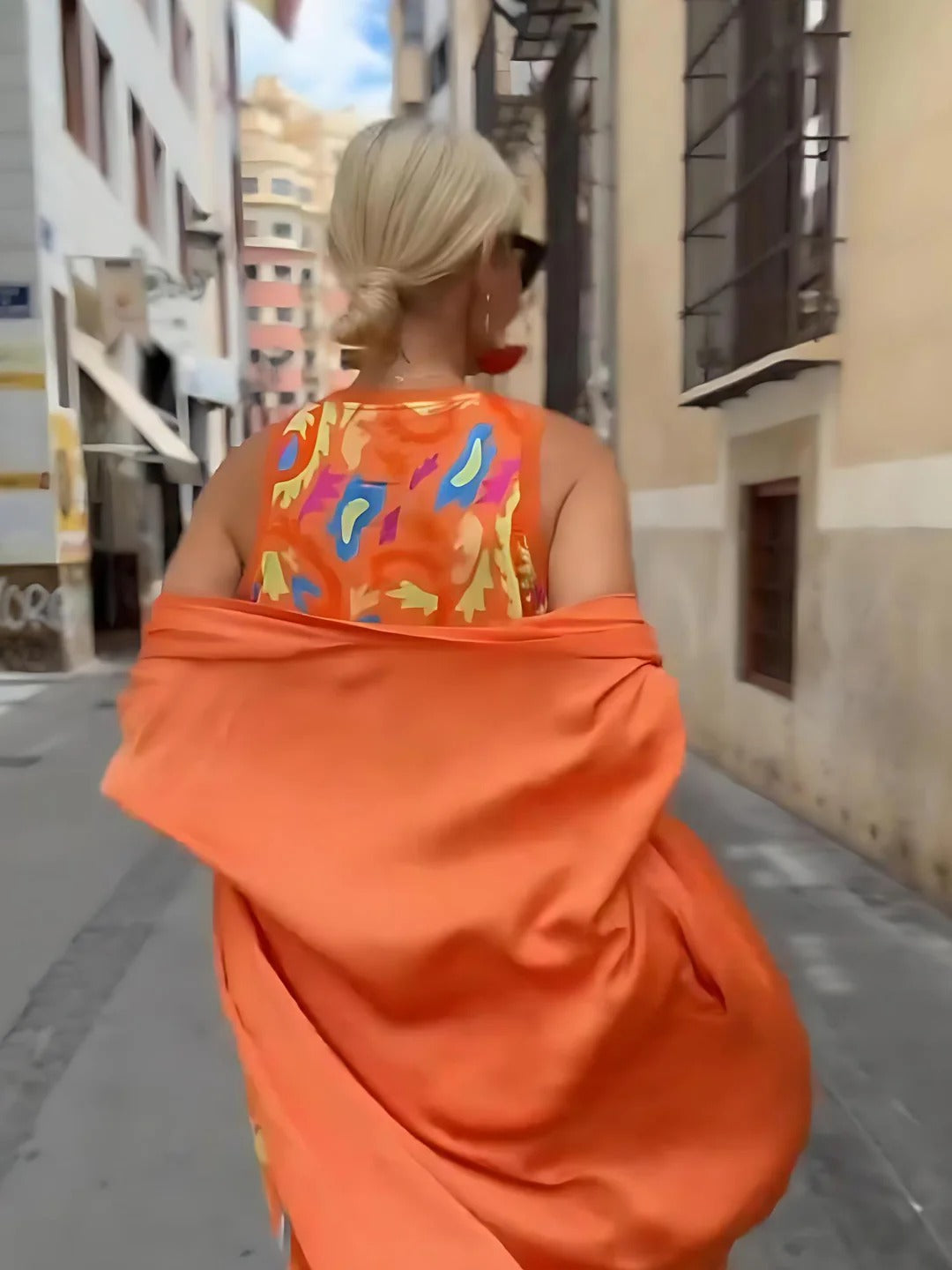 Červenobílé geometrické vrstvené midi šaty