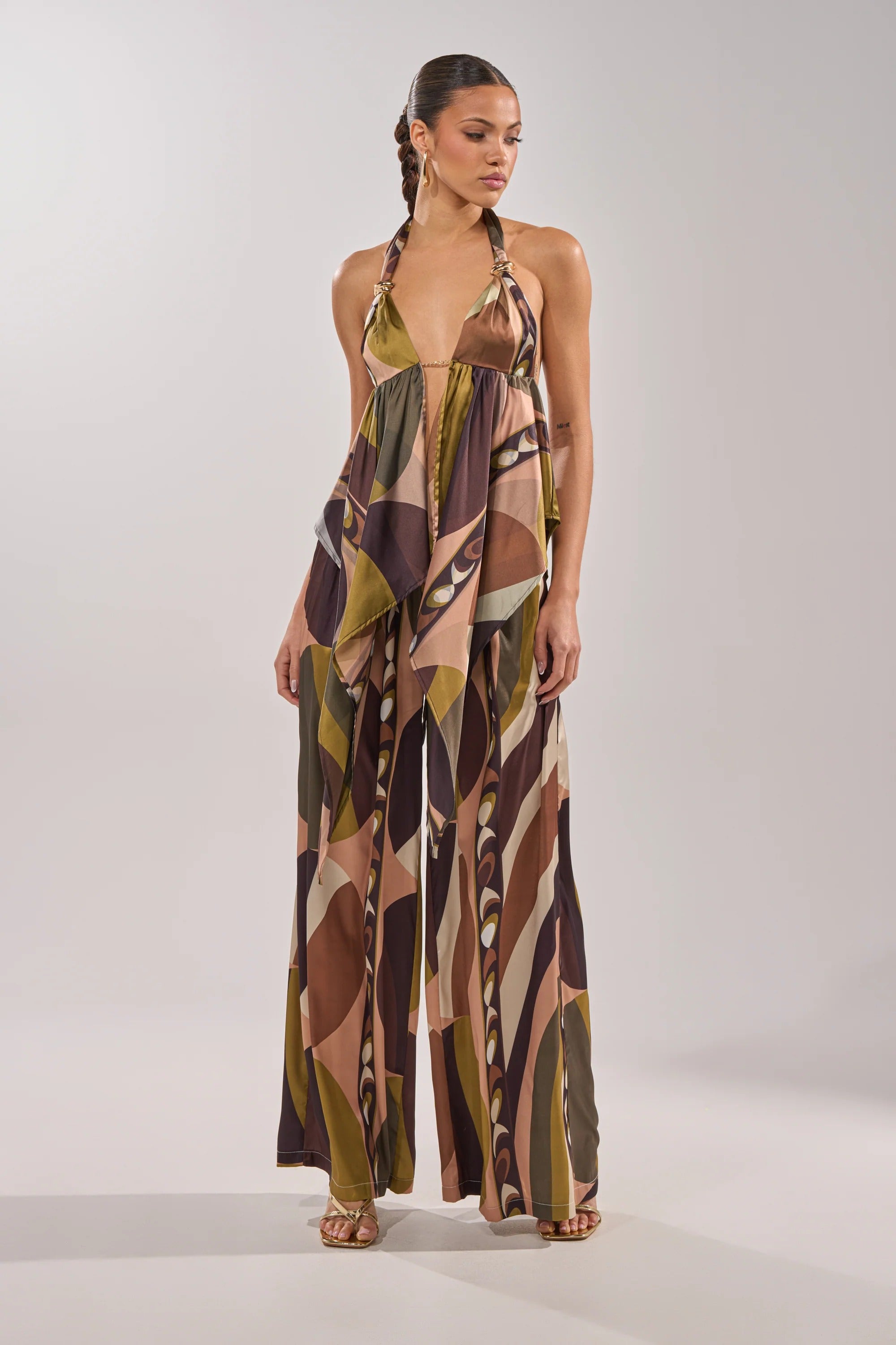 Vestido largo plisado crema elegante