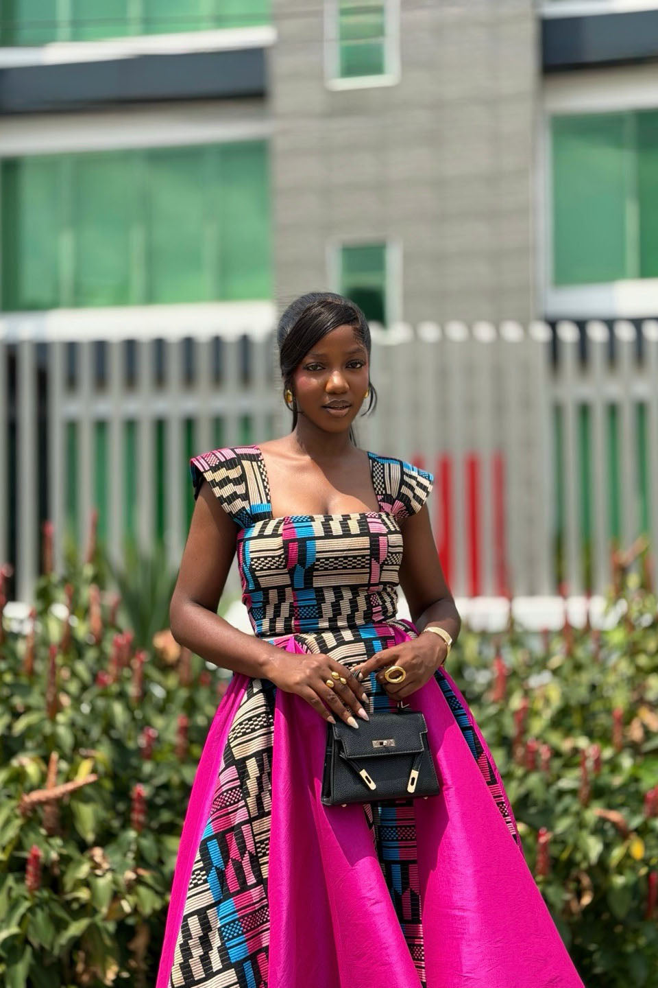 Rochie midi cu imprimeu african în degrade și contrast fucsia