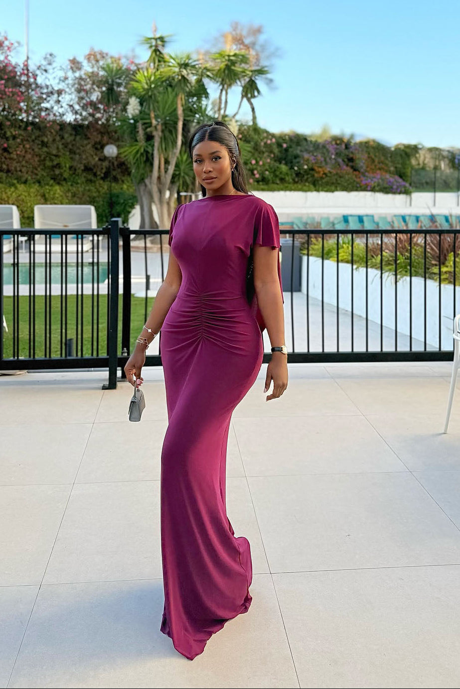 Rochie midi asimetrică cu model monocrom în carouri