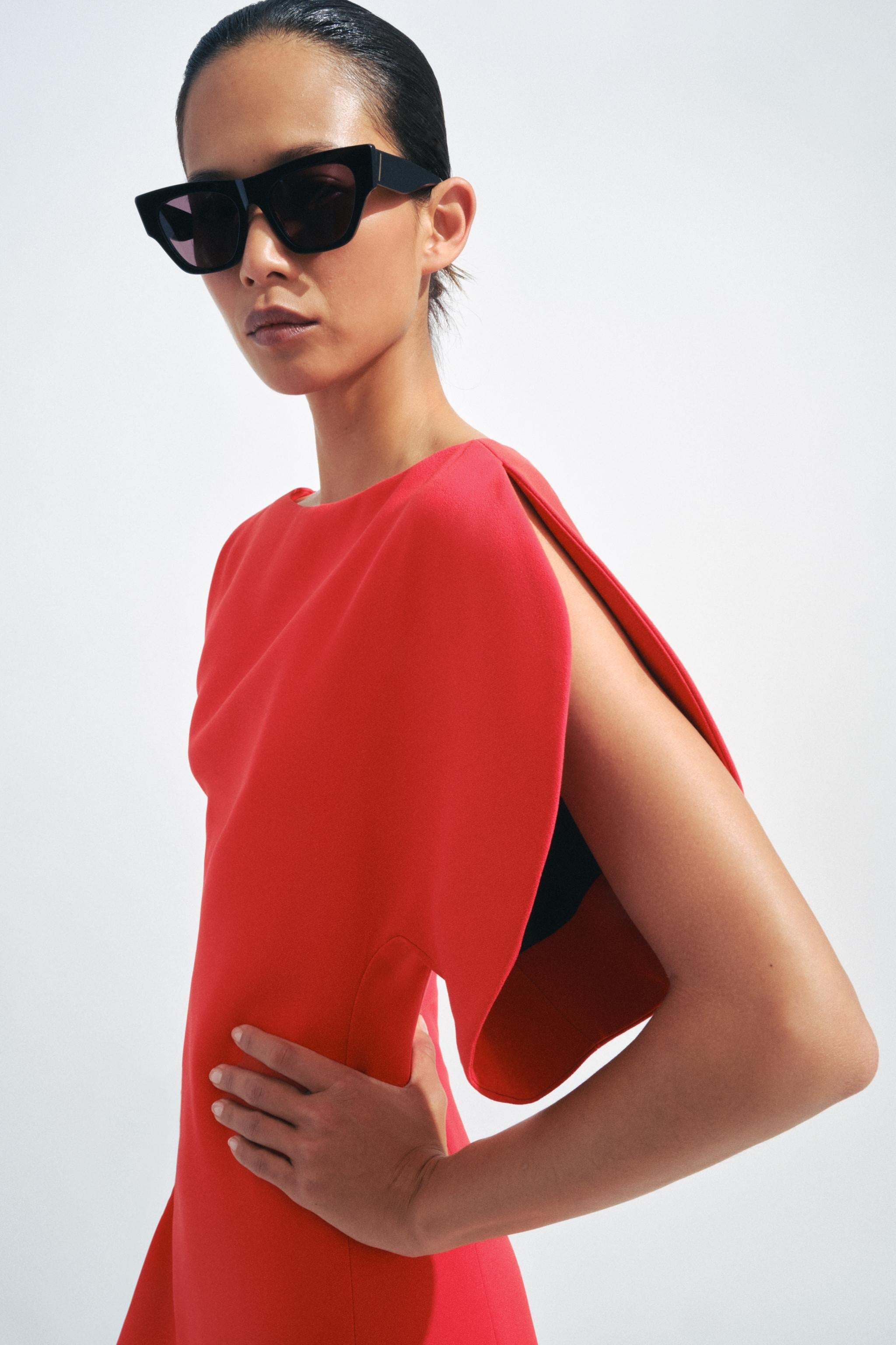 Vestido midi rojo estructurado moderno