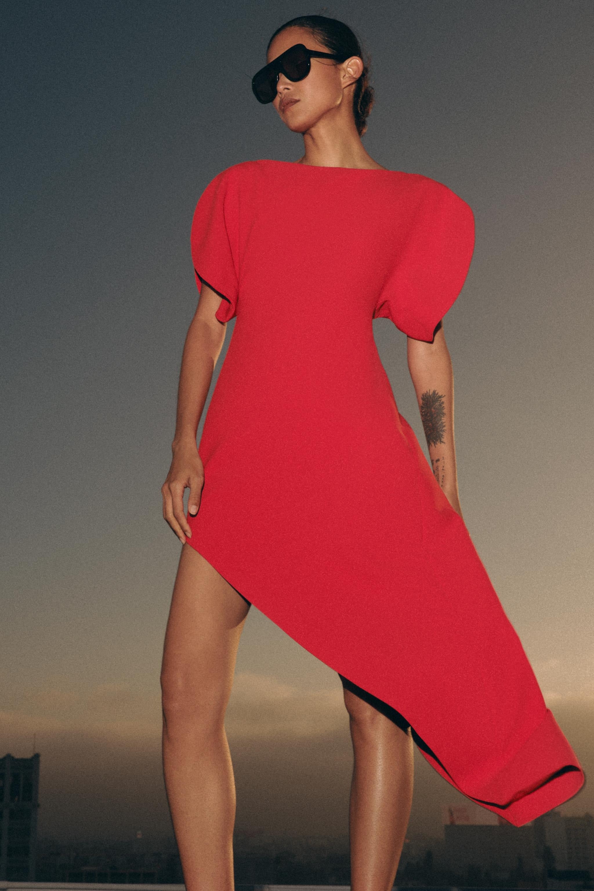 Vestido midi rojo estructurado moderno
