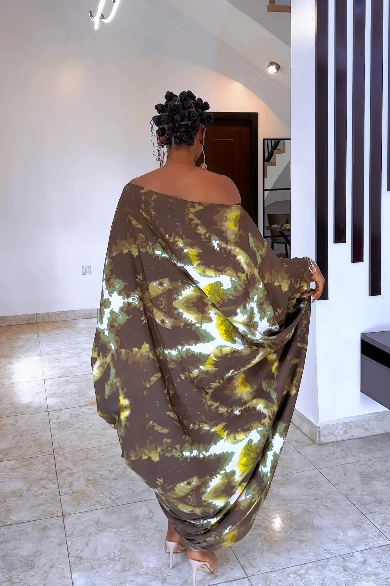 Vestido maxi asimétrico de hombros descubiertos con efecto tie-dye
