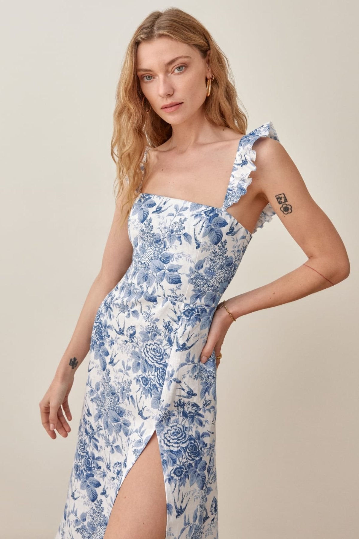 Vestido midi con abertura y tirantes con volantes y estampado de Joa