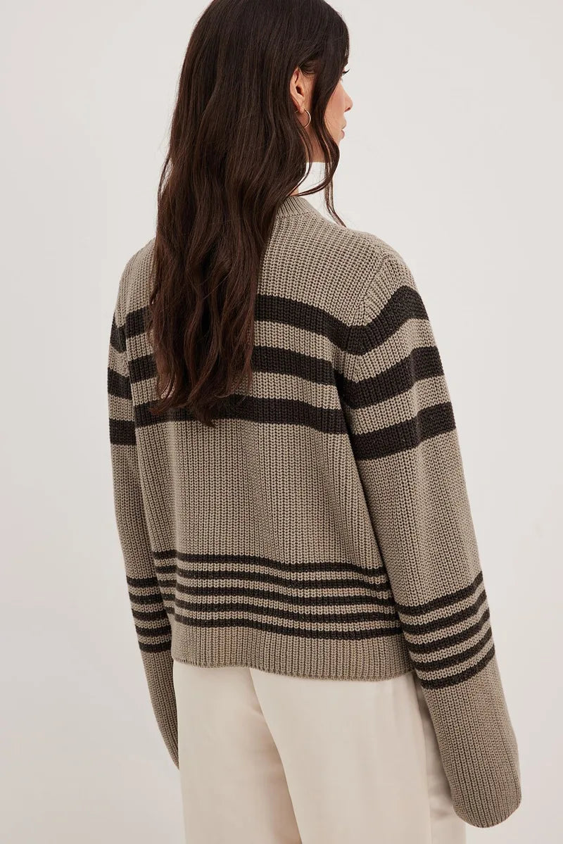 Gestreifter Pullover mit Rippenmuster