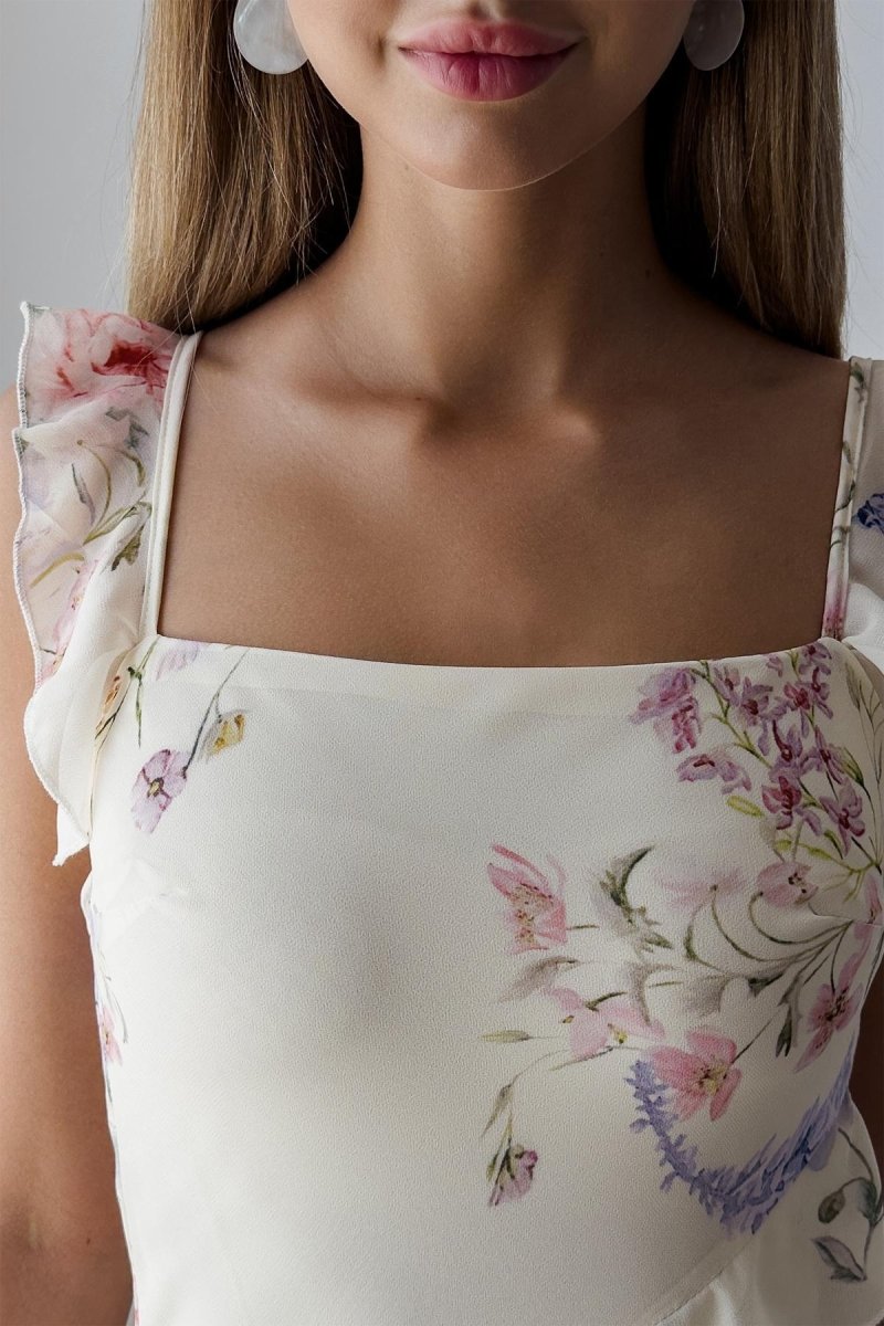 Naomi – Camisole-Midikleid mit Schlitz und Blumenmuster, Rüschenbesatz