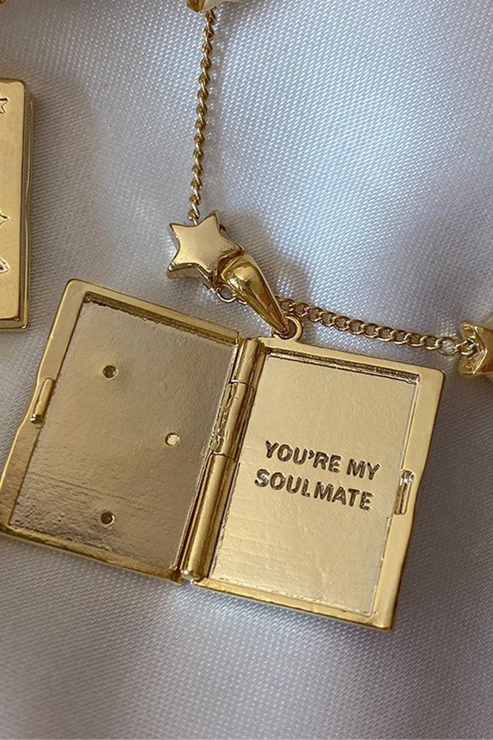 ¡® You're My Soulmate¡¯ Ouverture Stärebild Buch Halskette